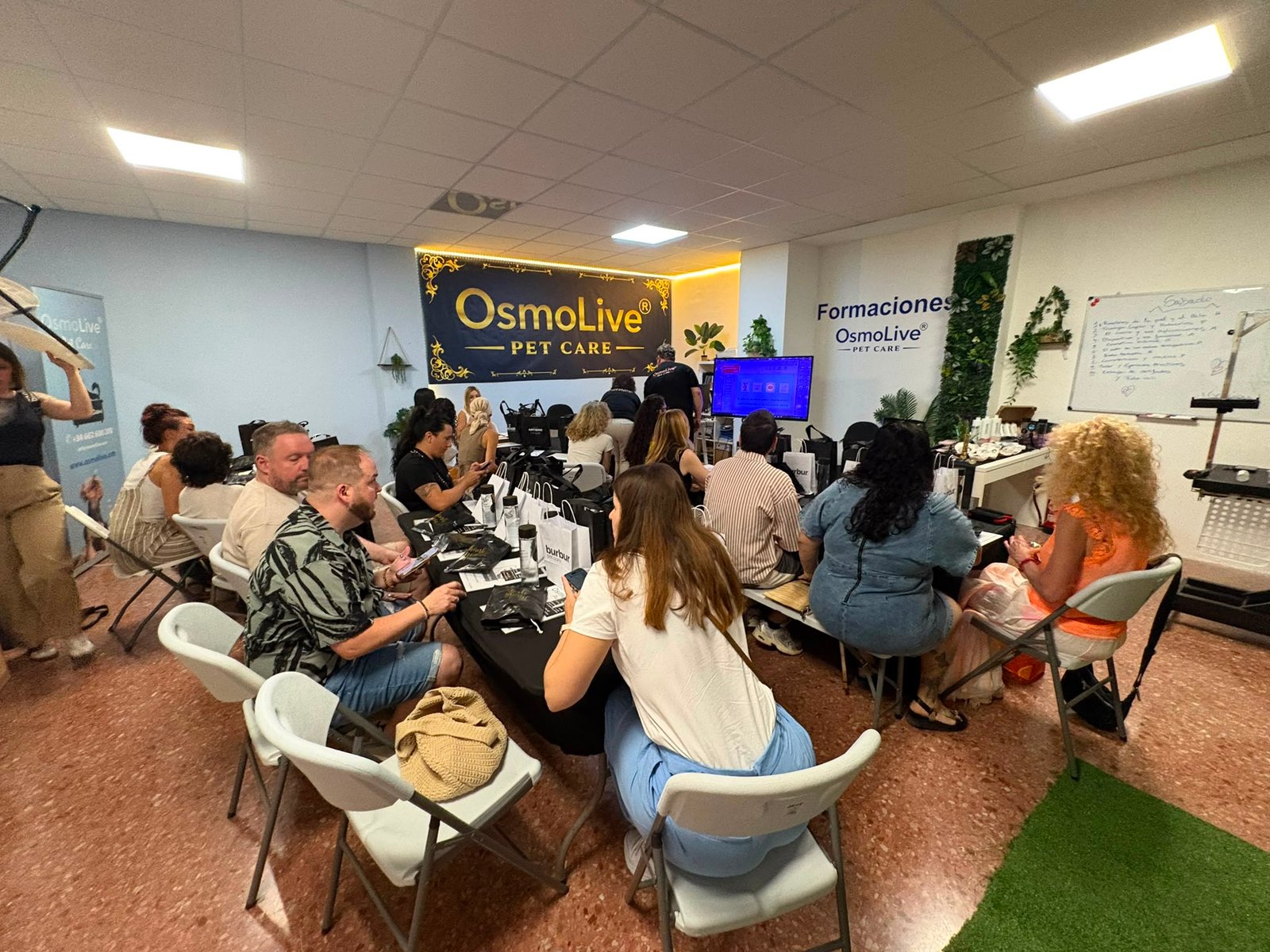 Clase teórica durante una formación OsmoLive Pet Care